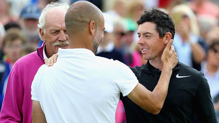 Pep Guardiola in an act with the golfista Rory McIlroy