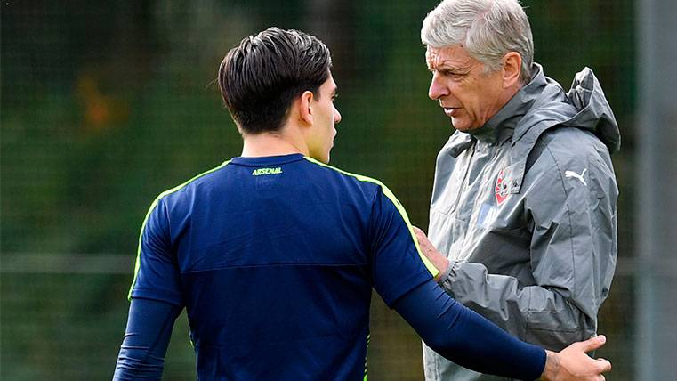 Héctor Bellerín charla con Arsène Wenger en un entrenamiento del Arsenal