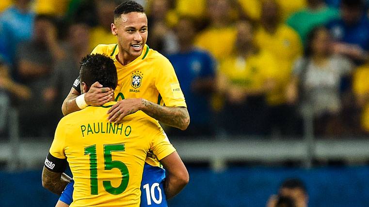 Neymar Jr y Paulinho, celebrando un gol con la selección de Brasil