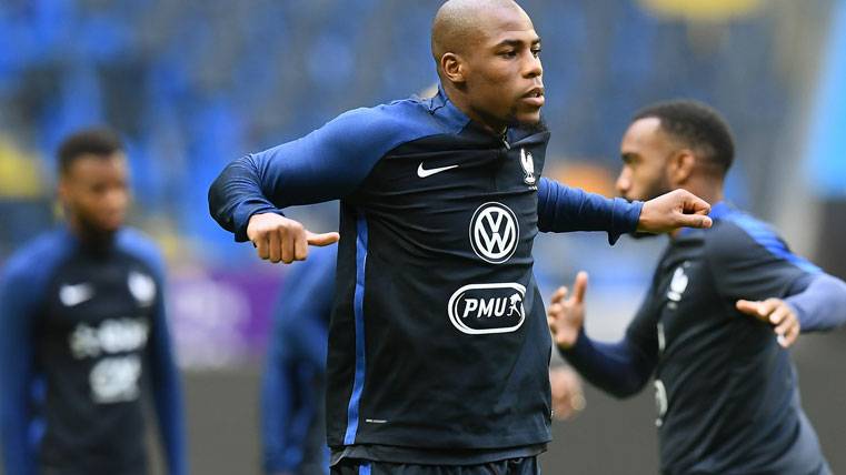 Djibril Sidibé, ejercitándose con la selección de Francia