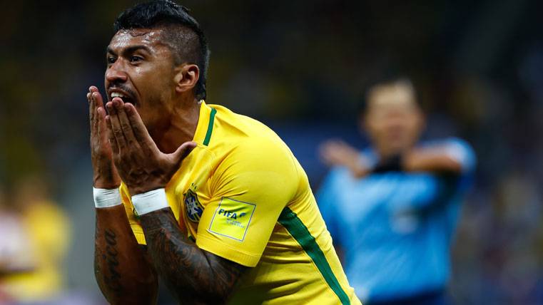 Paulinho, protestando una acción con la selección de Brasil