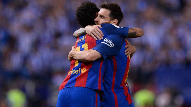 Neymar Jr y Leo Messi, abrazándose sobre el césped del Camp Nou