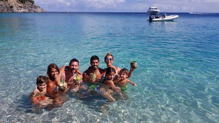 The families of Leo Messi and Luis Suárez  reencuentran in the Caribbean
