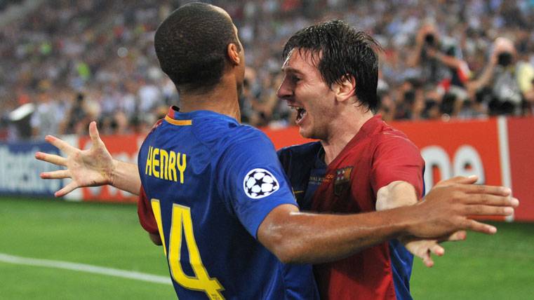 Thierry Henry y Leo Messi, tras marcar un gol legendario al United