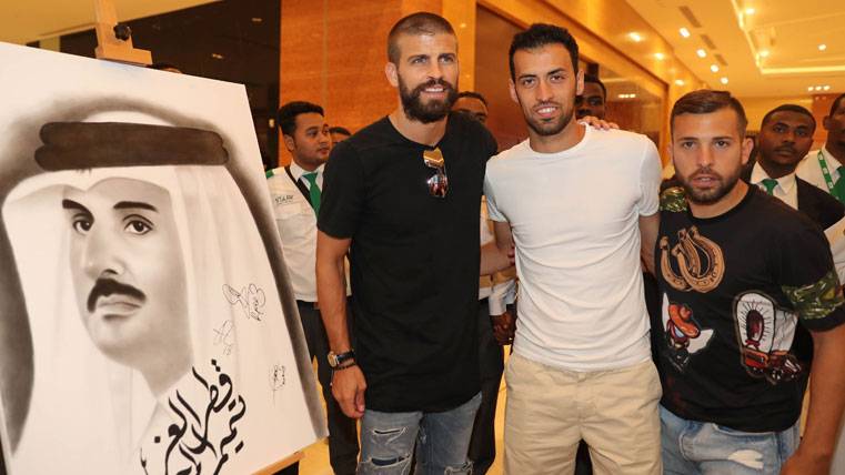 Jordi Alba, posando con Busquets y Gerard Piqué en Doha