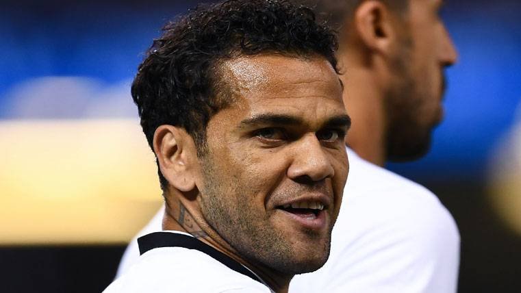 Dani Alves, smiling during a warming with the Juventus