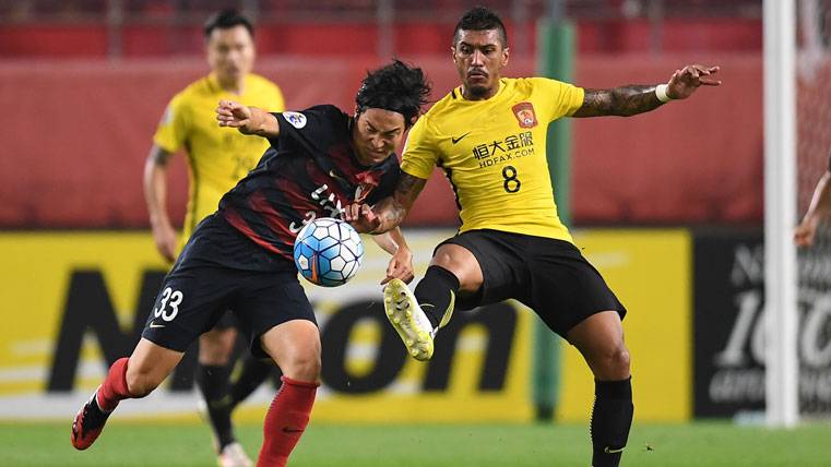 Paulinho, trying steal a balloon with the Guangzhou Evergrande