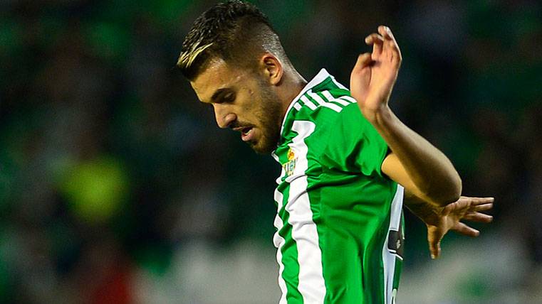 Dani Ceballos, contesting a party with the Real Betis