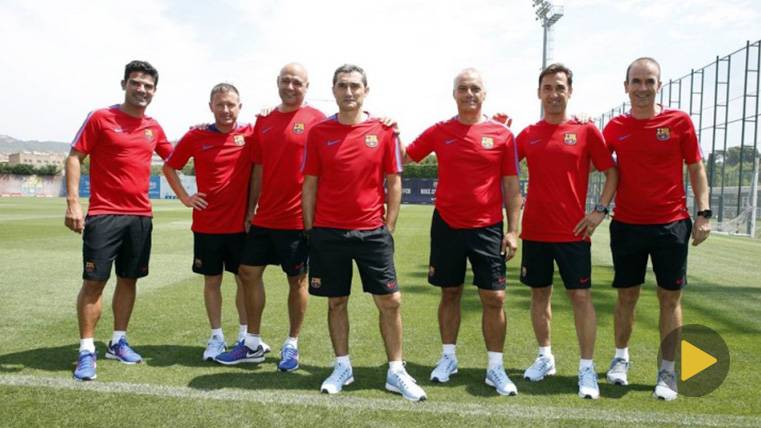 Ernesto Valverde with his staff