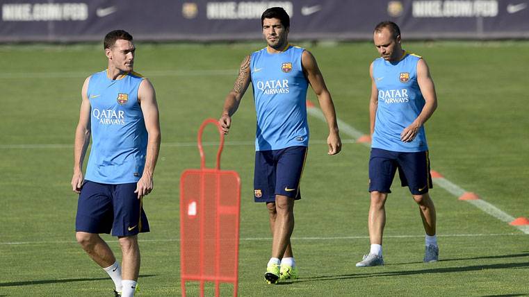 Thomas Vermaelen, going out to train beside Luis Suárez and Andrés Iniesta