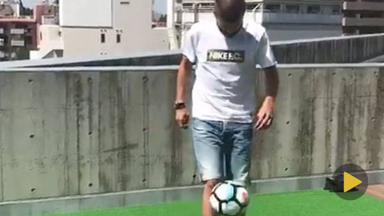 Gerard Piqué, dando toques en un tejado de Tokyo (Japón)