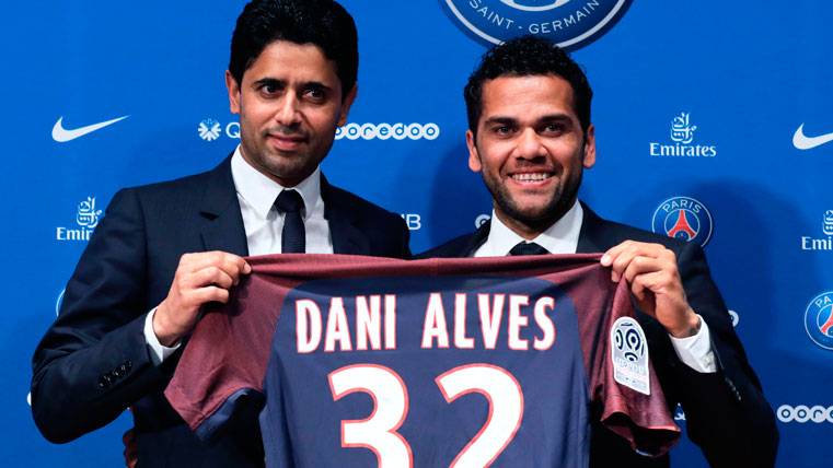 Dani Alves, presentado por Al-Khelaifi en el Paris Saint-Germain