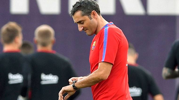 Ernesto Valverde, durante un entrenamiento con el FC Barcelona