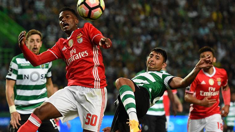 Nelson Semedo, clearing a balloon with the T-shirt of the Benfica