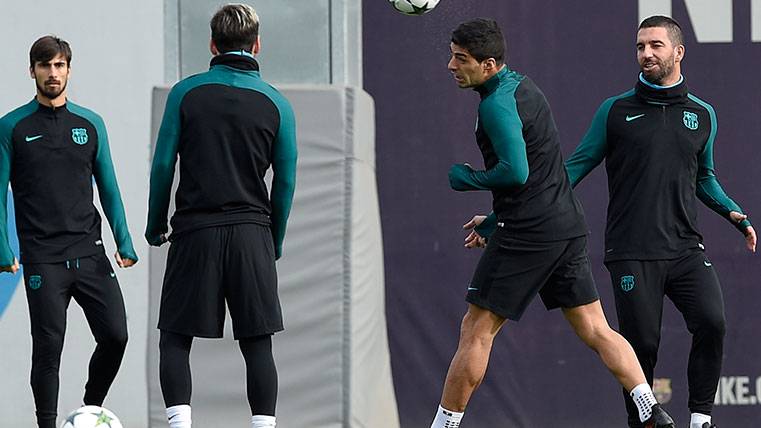 André Gomes and Burn Turan in a training of the FC Barcelona