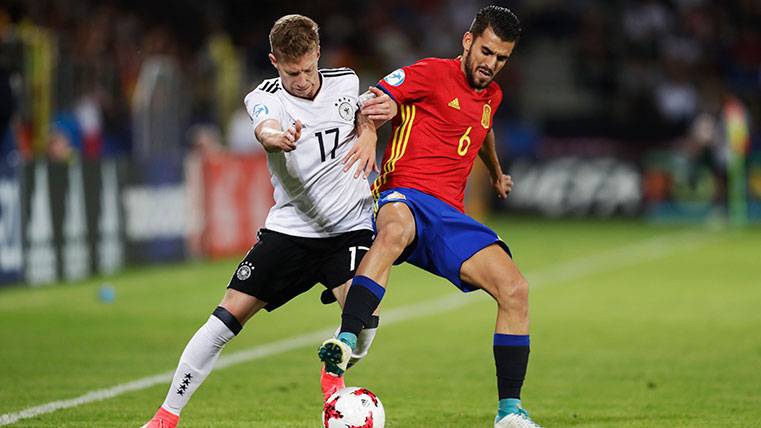 Dani Ceballos In an action with the Spanish selection Sub21
