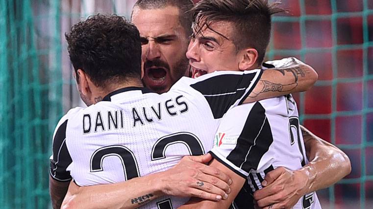 Dani Alves y Leonardo Bonucci durante celebran un gol de la Juventus