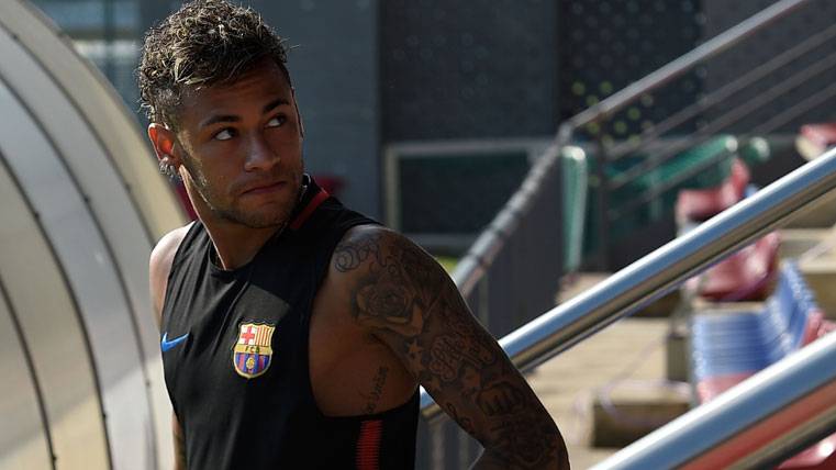 Neymar Jr, going out to train with the FC Barcelona in the Ciutat Esportiva