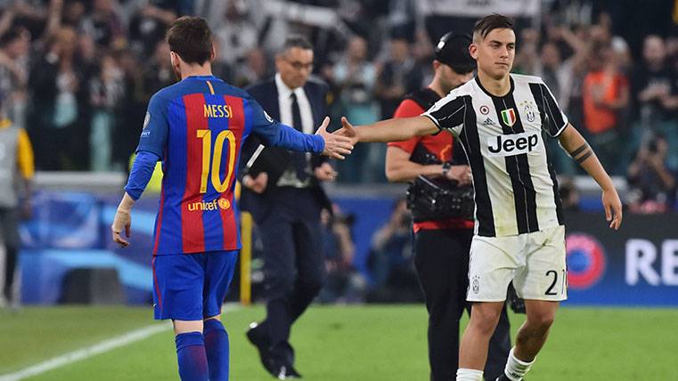 Leo Messi y Paulo Dybala se saludan en un partido de Champions