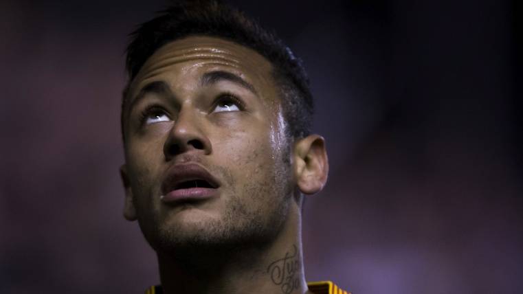 Neymar pensativo en el Camp Nou