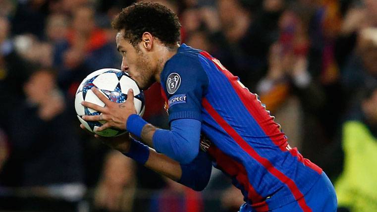 Neymar Jr, besando el balón tras marcar un gol al PSG