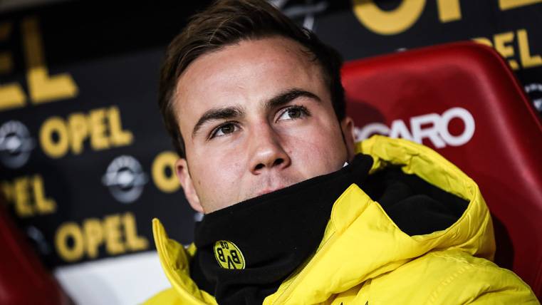 Mario Götze, in the bench during a party with the Dortmund