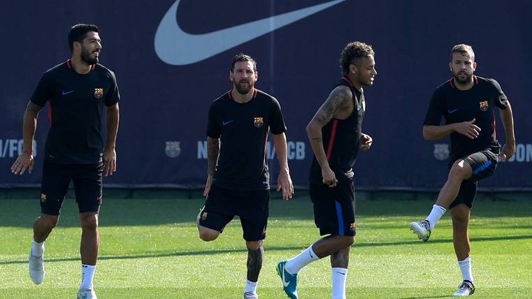 Neymar Jr, training beside the rest of his mates