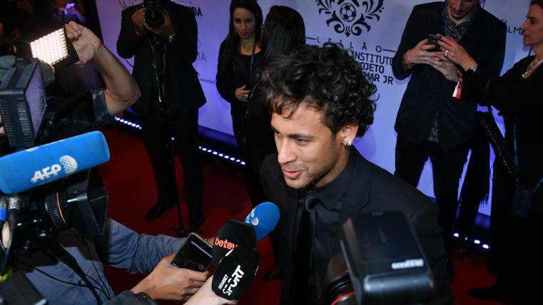 Neymar Jr, interviewed by some media