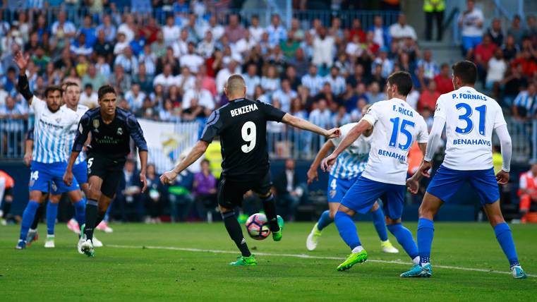 Karim Benzema, arming the shot against the Málaga in The Rosaleda
