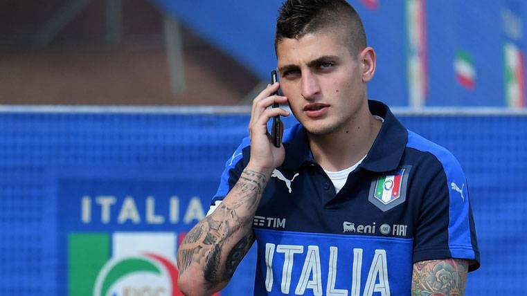 Marco Verratti, atendiendo una llamada en la concentración de Italia