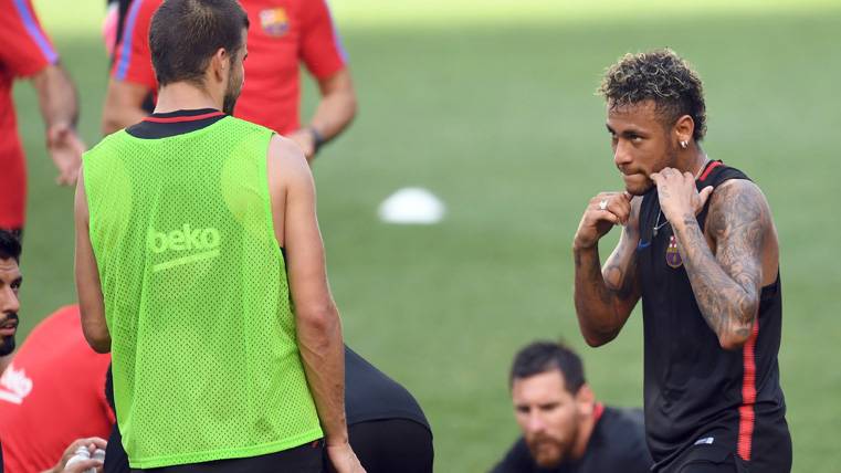 Neymar Jr, bromeando con Gerard Piqué en un entrenamiento