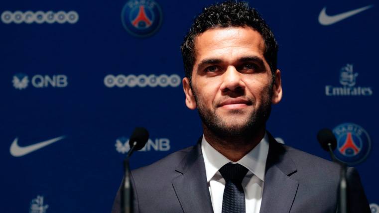 Dani Alves, presented in press conference with the PSG