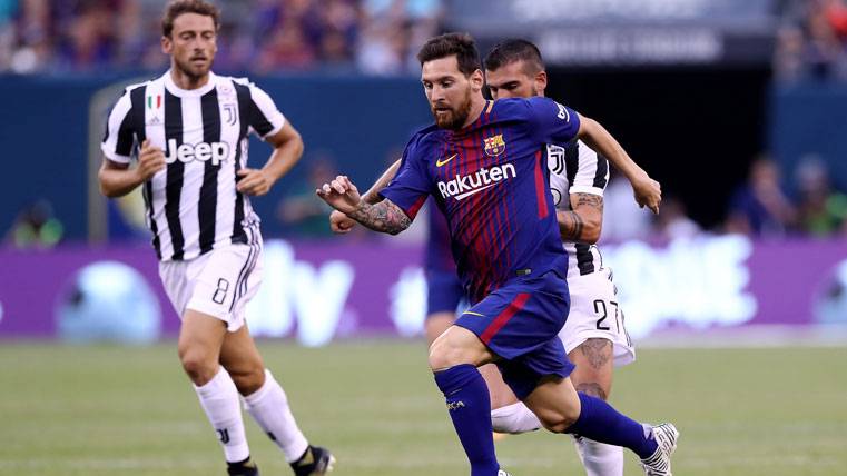 Leo Messi, a punto de ser derribado en carrera por Sturaro