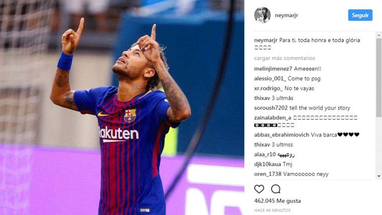 Neymar Jr, celebrating a goal with dedicatoria to God