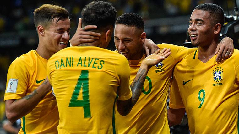 Neymar Celebrates a goal with his mates of the selection of Brazil