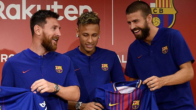 Leo Messi, Neymar y Gerard Piqué en un acto del Barça y Rakuten