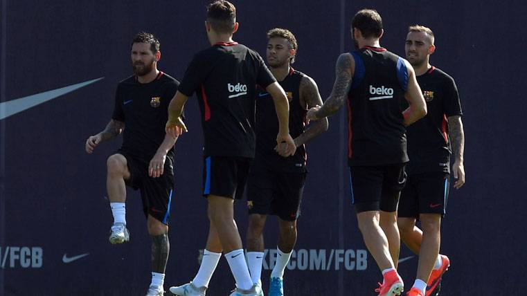 Neymar Jr, entrenando junto a sus compañeros en el FC Barcelona