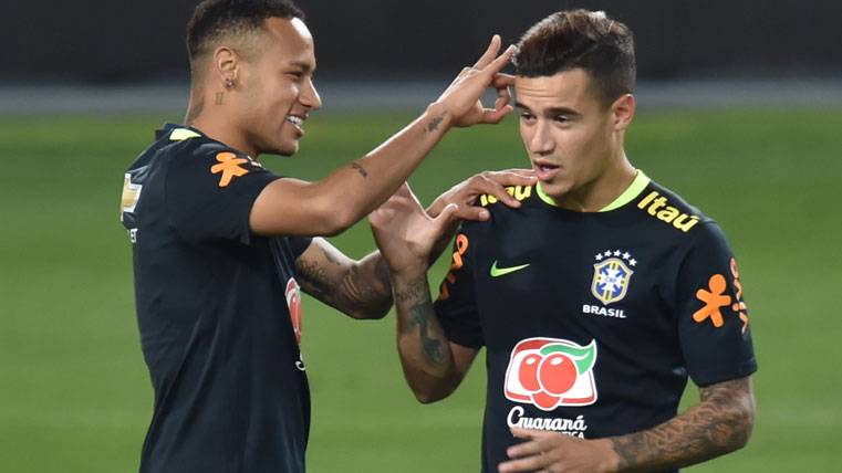 Neymar Jr, bromeando con Coutinho en un entreno de Brasil