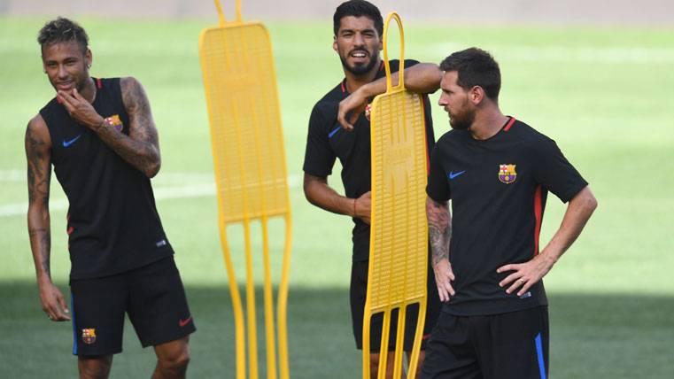 The 'MSN' of the FC Barcelona, during a session of training