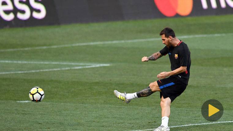 Leo Messi, disparando a balón parado en un calentamiento
