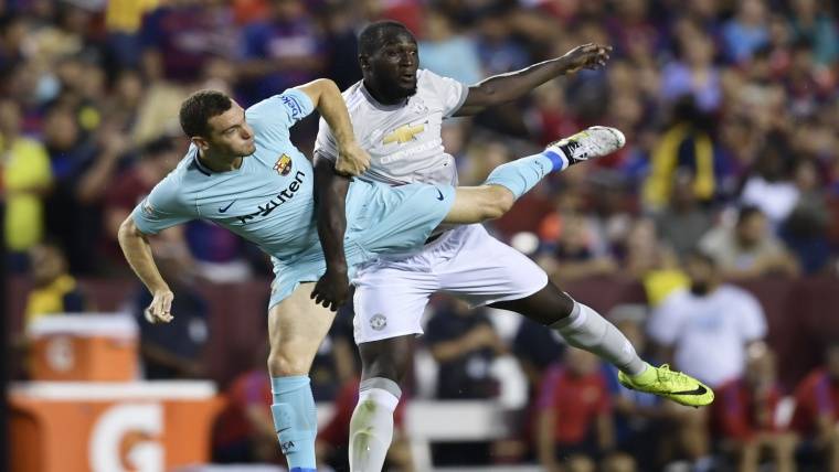 Vermaelen In an action with Lukaku