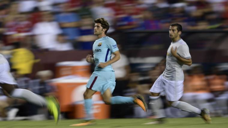 Sergi Roberto in front of the United