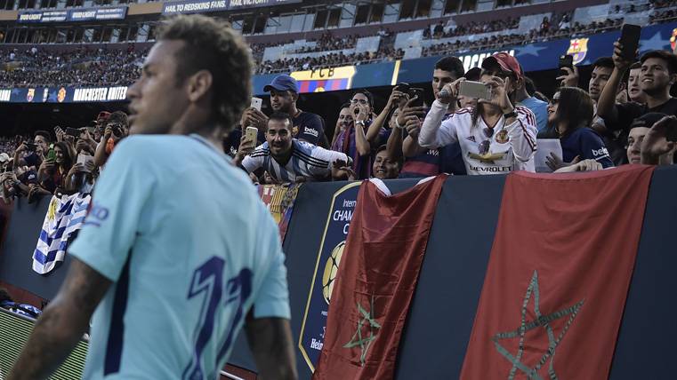 Neymar Jr, walking beside the fans of the FedEx of Washington