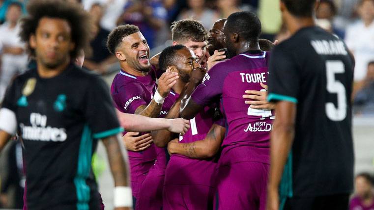 The Manchester City, celebrating a marked goal to the Real Madrid