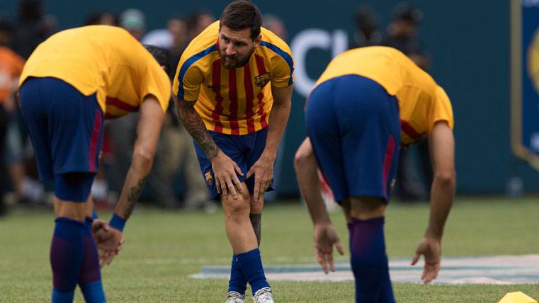 Leo Messi, estirando junto a algunos compañeros en el Barça
