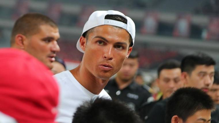 Cristiano in an act in China