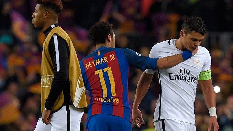 Neymar Jr, consolando a Thiago Silva tras un Barça-PSG