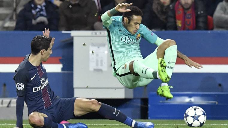 Ángel Gave María, trying snatch a balloon to Neymar Jr