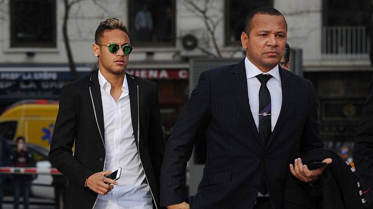 Neymar Jr, junto a su padre Neymar Sr dirigiéndose a los juzgados