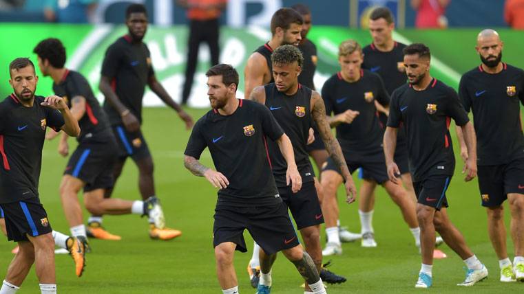 Neymar Jr, training beside the rest of his mates in the Barça